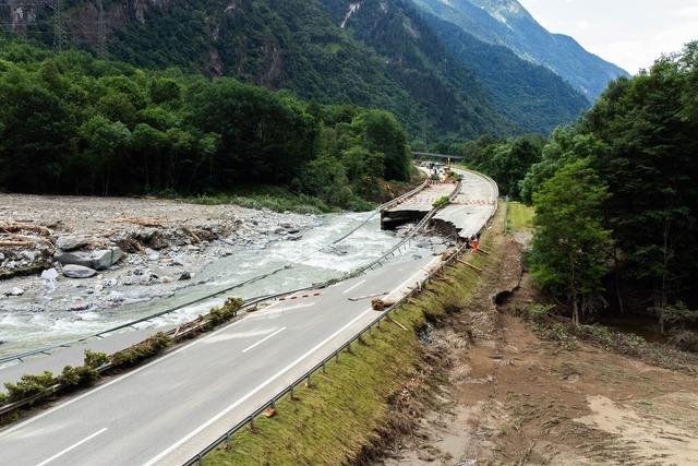Verkehr über Alpenautobahn A13 in der Schweiz rollt wieder