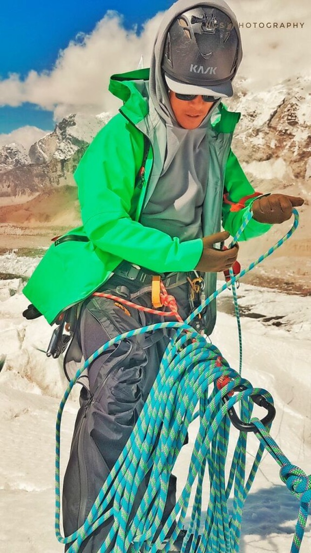 Ngima Gyalzen Sherpa arbeitet im Khumb...ls Teil des Teams der Icefall Doctors.  | Foto: Ngima Gyalzen Sherpa