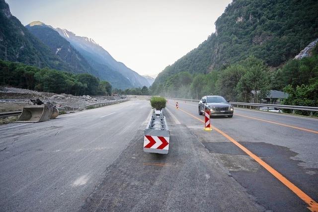 Verkehr ber Alpenautobahn A13 in der Schweiz rollt wieder