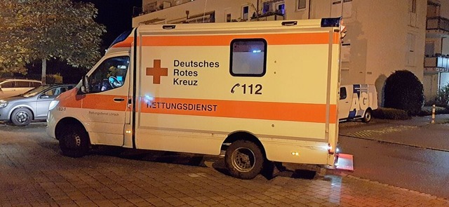 Ein Rettungswagen nachts in Grenzach. ...istisch gesehen kreisweit am lngsten.  | Foto: Sebastian Kurtenacker