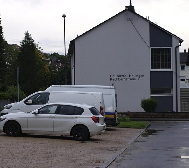 Ein rgernis: Dreck des Friedhofweges ...is der Hausrztegemeinschaft getragen.  | Foto: Paul Schleer