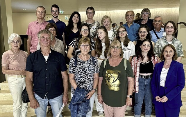 Die Landtagsabgeordnete Sandra Boser (rechts) mit der Besuchergruppe aus Lahr   | Foto: Bro Boser