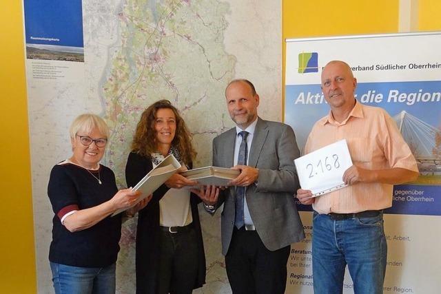 Initiative aus Ehrenkirchen bergibt 2100 Unterschriften gegen den Windpark Breisgau