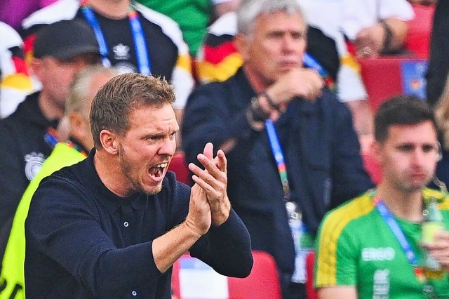 Bundestrainer Julian Nagelsmann gestikuliert an der Seitenlinie.  | Foto: Tom Weller (dpa)