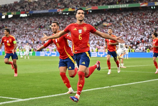 Spanien bejubelt das Tor zum 2:1 durch Mikel Merino Zazon.  | Foto: IMAGO/Jan Huebner