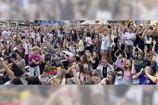 Mitfiebern auf dem rappelvollen Offenburger Marktplatz