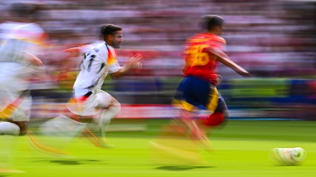 Spaniens Rodri (r) und Deutschlands Ilkay Gndogan kmpfen um den Ball.  | Foto: Tom Weller (dpa)