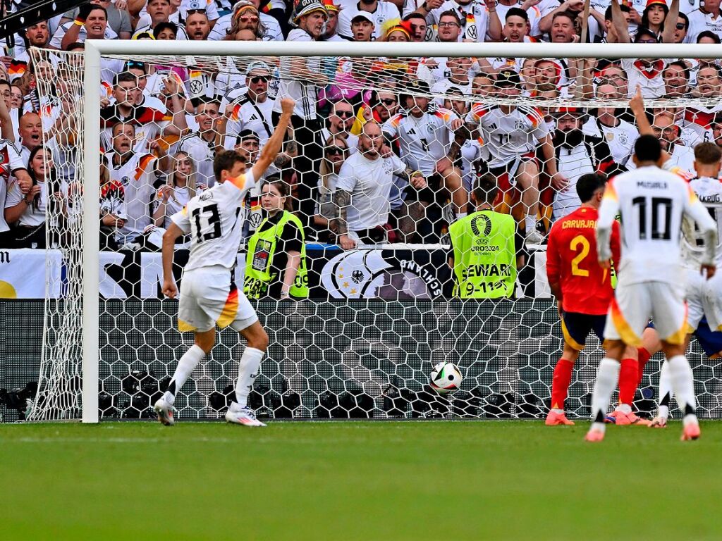Der Ball im spanischen Tor: Der Treffer von Florian Wirtz schickt Deutschland in die Verlngerung.