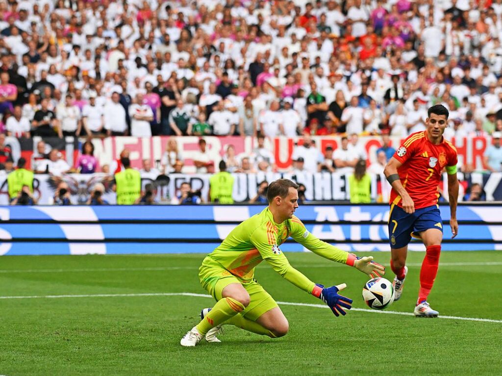 Manuel Neuer schnappt sich den Ball im Nachfassen.
