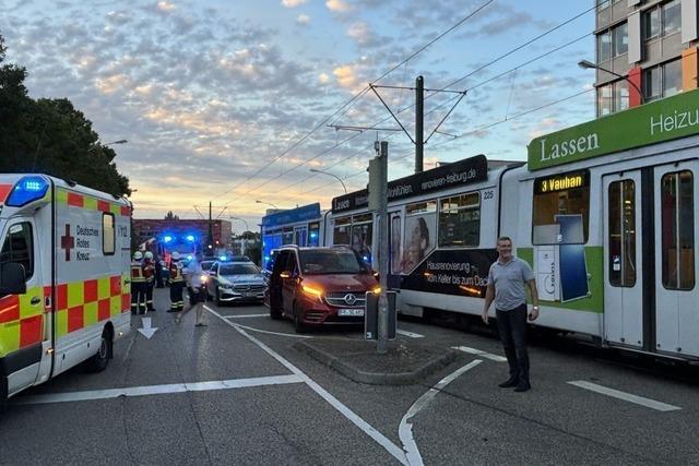 Auto kollidiert auf der Merzhauser Strae in Freiburg mit Tram
