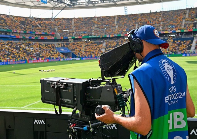 Ein Kameramann von der UEFA vor dem EM...produziert die Fernsehbilder fr alle.  | Foto: Gerhard Schulthei (IMAGO)