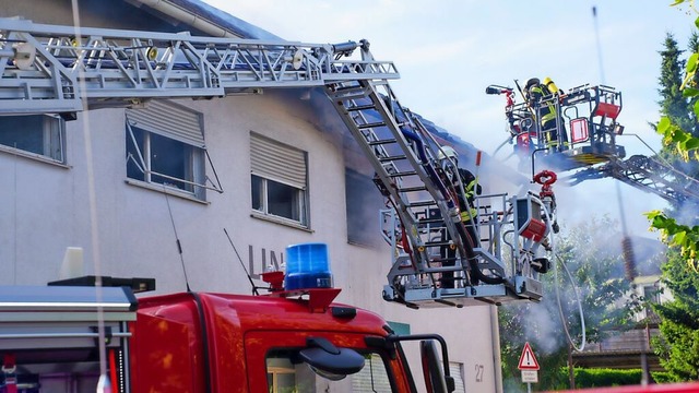 Lscheinsatz am ehemaligen Gasthaus Linde in Achern Msbach.  | Foto: Christina Hussler/Einsatz-Report24