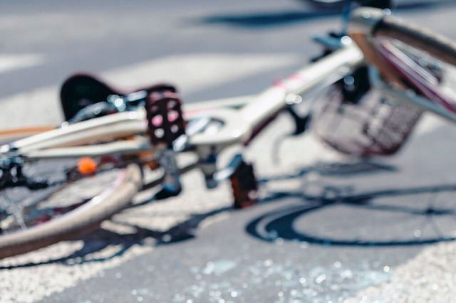 Nach eine Unfall in Offenburg (Symbolf...eine 25-jhrige Radfahrerin gestorben.  | Foto: Photographee.eu (Stock.adobe)