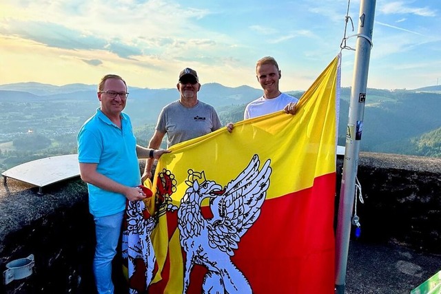 Axel Richter (von links), Markus Zimme...ie neue Flagge auf der Burg Brenfels.  | Foto: Marc Seger