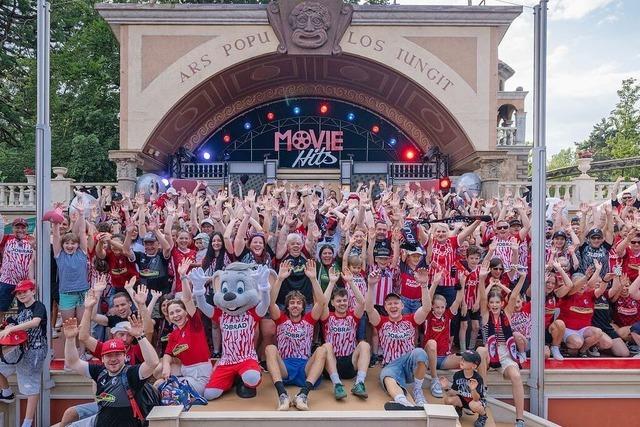 SC-Freiburg-Fans feiern im Europa-Park
