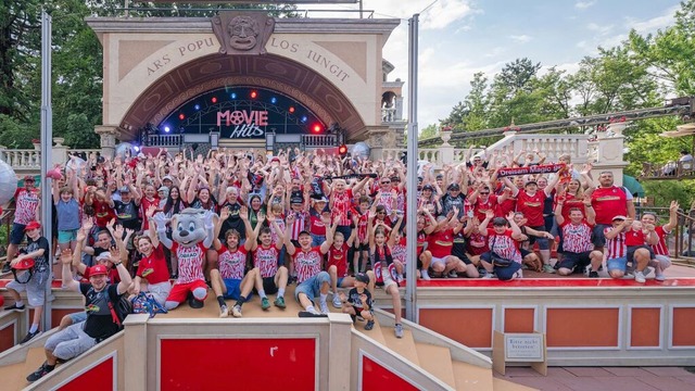 SC-Fans im Europa-Park in Rust.  | Foto: Europa-Park