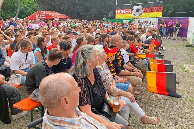 So viele Fuballfans im Schlosspark von Bad Sckingen  | Foto: Annemarie Rsch