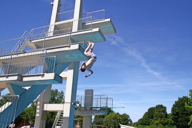 Mit Salto ins Becken: Solche Sprnge g...der im  Denzlinger Freibad  zu sehen.   | Foto: Max Schuler