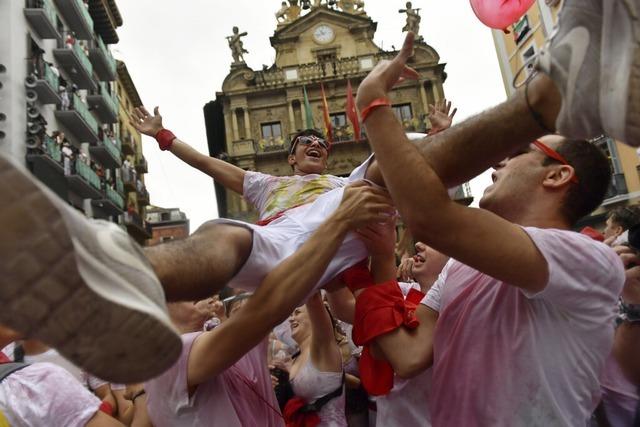 Zehntausende feiern in Pamplona den Start der blutigen Stierhatz