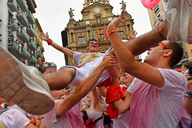 Feiernden in Pamplona  amsieren sich ...en des berhmten Bullenlauf-Festivals.  | Foto: Alvaro Barrientos (dpa)