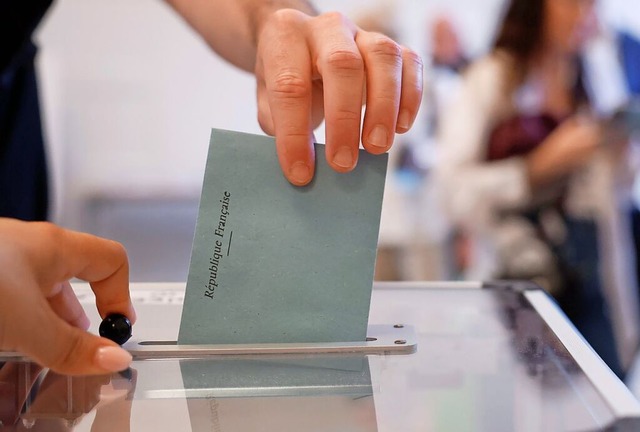 Mit Spannung schauen die Menschen auch im Elsass auf die Wahl am Sonntag.  | Foto: Jean-Francois Badias (dpa)