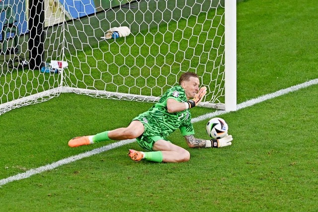 Der entscheidende Moment: Englands Tor...d hlt den Elfmeter von Manuel Akanji.  | Foto: David Inderlied (dpa)