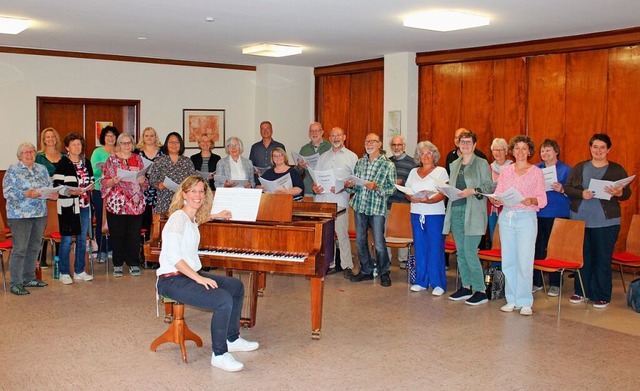 Der Projektchor der Petruskirche Steinen mit Leiterin Anja Maurer.  | Foto: Vera Winter