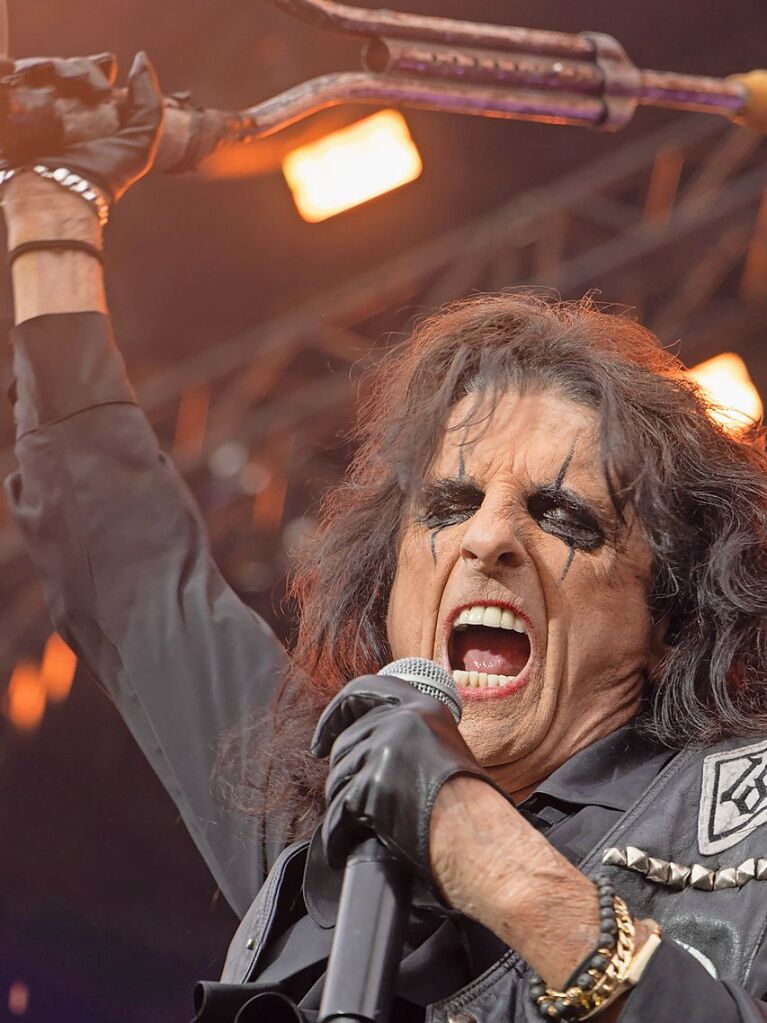 Co-Headliner in Breisach: Schock-Rock-Altmeister Alice Cooper mit seiner Band. Weitere Bilder vom 18.30-Uhr-Auftritt unten in der Galerie.