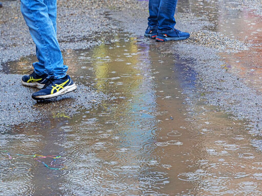 Gummistiefel waren das beliebteste Schuhwerk am Samstagabend in Breisach – doch manch einer rckte auch mit Sneakers an.