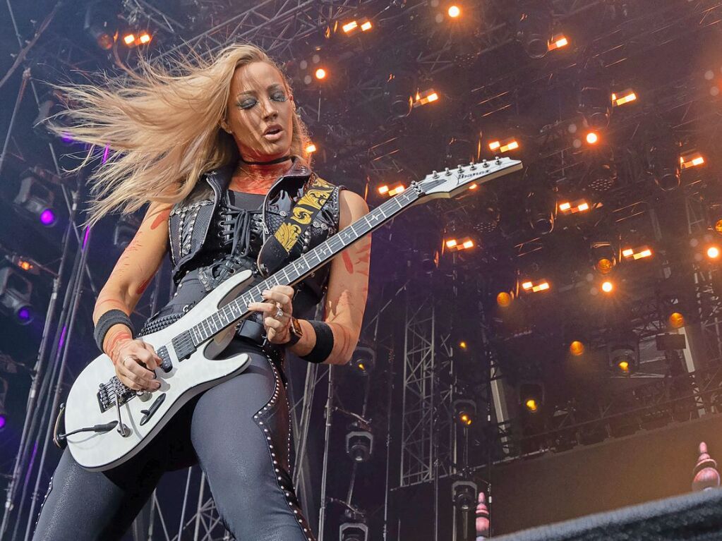 Alice Cooper ist mehr als ein Snger: Der Frontmann hat eine fantastische Band hinter sich. Hier Gitarristin Nita Strauss.