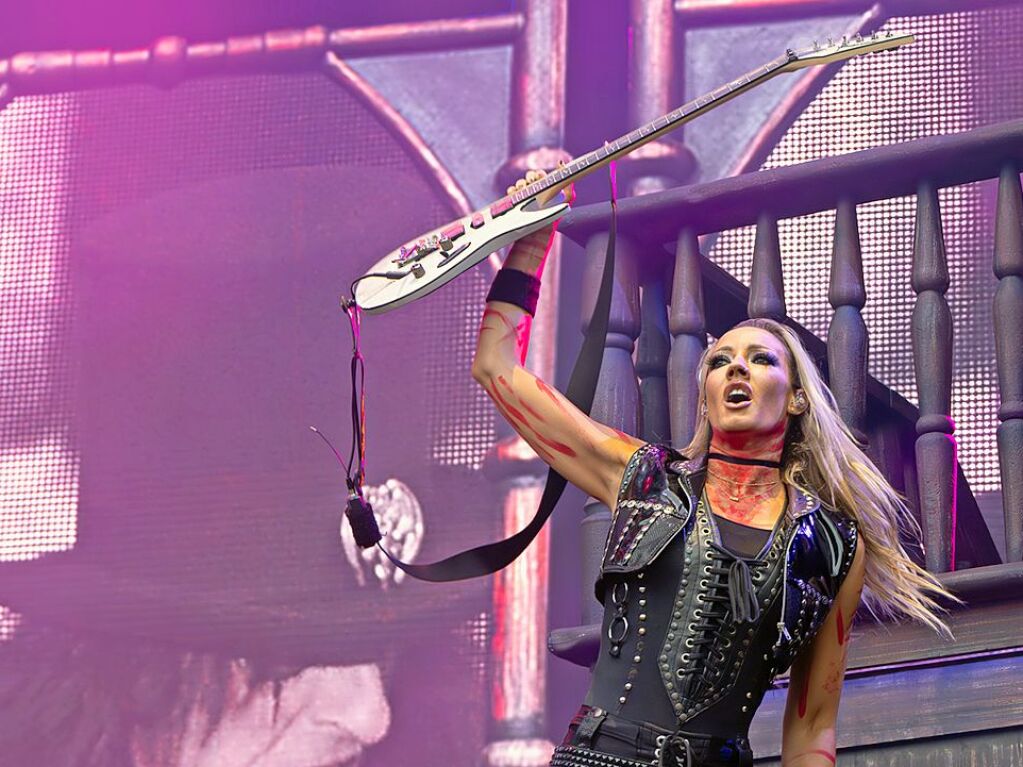 Alice Cooper ist mehr als ein Snger: Der Frontmann hat eine fantastische Band hinter sich. Hier Gitarristin Nita Strauss.