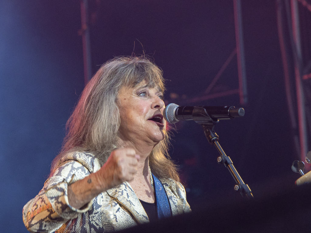 Bereits am spten Nachmittag auf der groen Breisacher Bhne: Suzi Quatro mit ihrer Band.