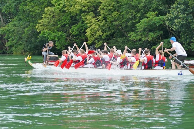 Zu Beginn der 21. Drachenbootregatta i...nnern anfing, folgte aber der Abbruch.  | Foto: Sebastian Kurtenacker