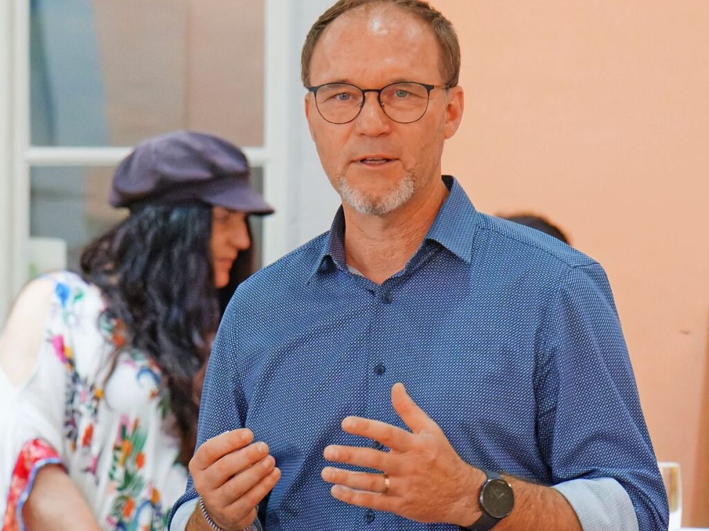 Vernissage am Freitagabend im Brgerhaus Alte Schule: Brgermeister Daniel Kietz lobt das Miteinander der Riegeler Kunstschaffenden.