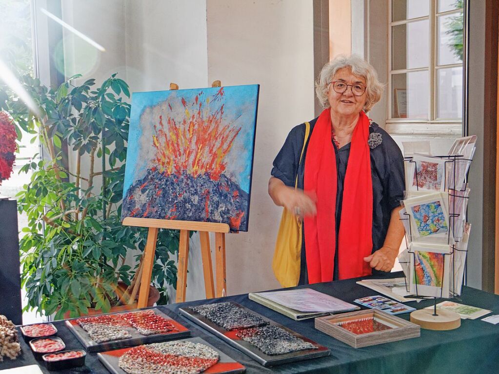 Anna Busch mit ihren Arbeiten im Brgerhaus Alte Schule