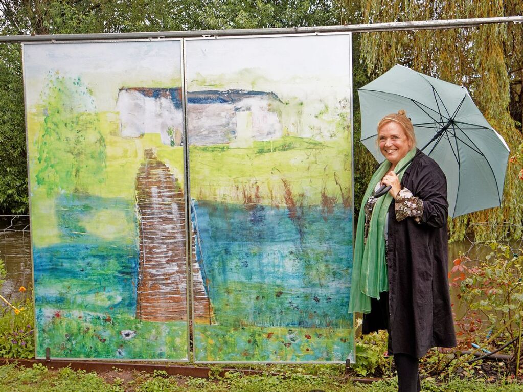 Michle Zimmermann mit einem ihrer Bilder im Skulpturengarten