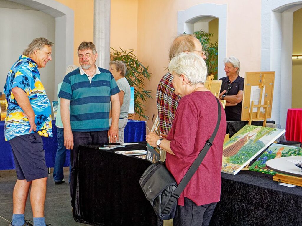 Norman Hothum (2.v.l.) im Gesprch mit Besuchern der Gemeinschaftsausstellung im Brgerhaus Alte Schule