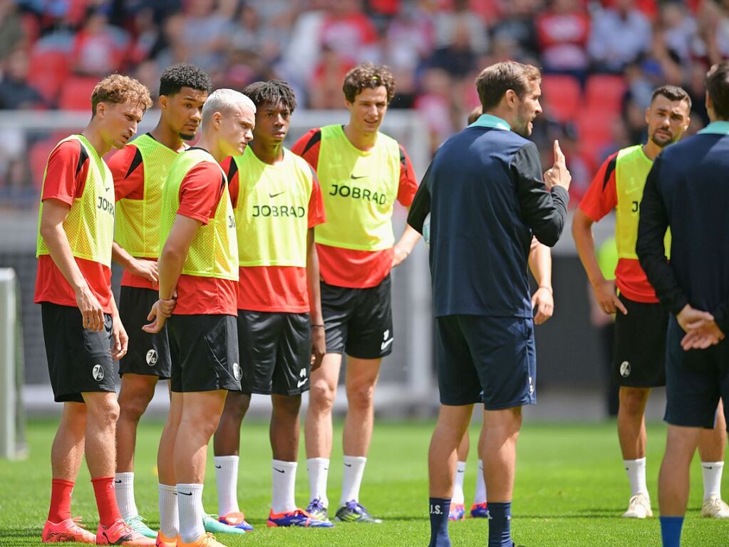 Ansprache im Kreis: Julian Schuster leitet am Sonntag sein erstes Training als Cheftrainer des SC Freiburg.