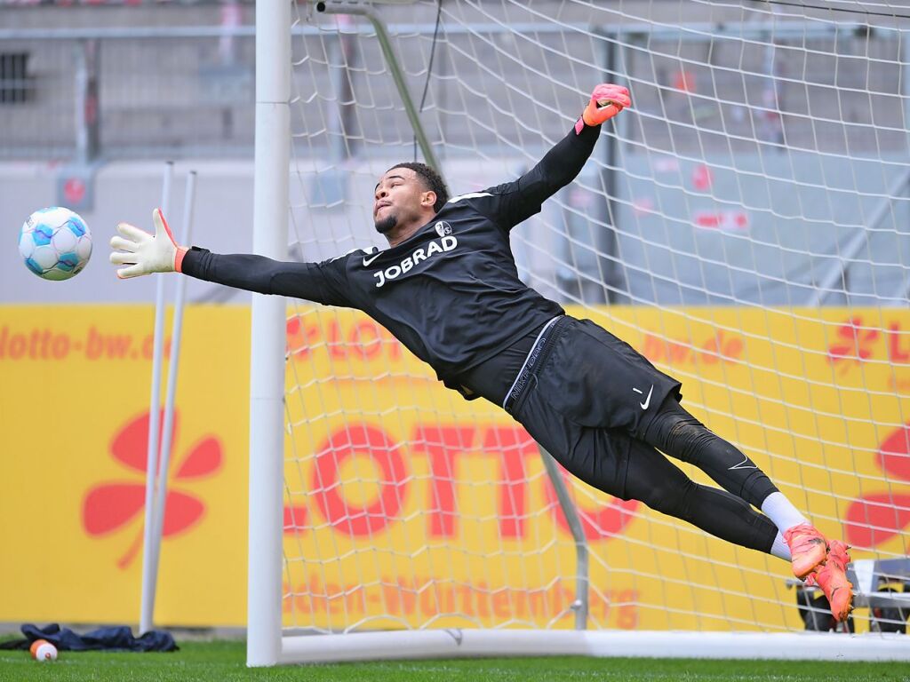 Torhter Noah Atubolu mit einer Flugparade im Training.