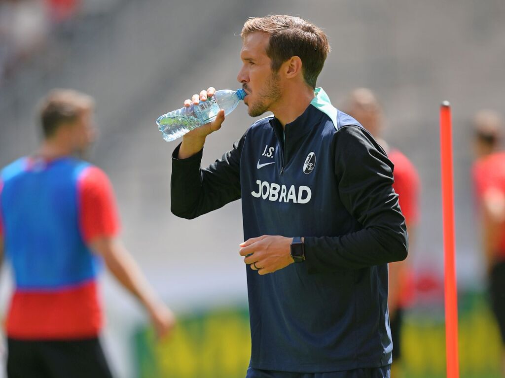 Einen Schluck Wasser: Julian Schuster mischte im Training voll mit – auch am Ball.