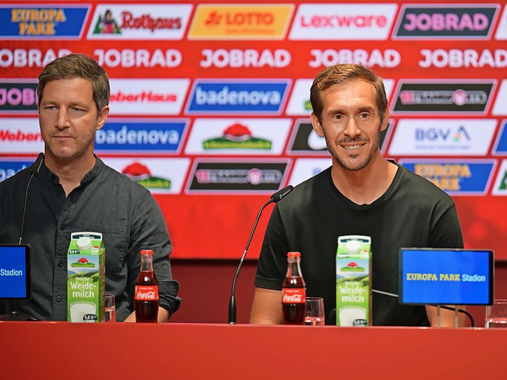 Nach dem Training wurde sich Julian Schuster auf einer Pressekonferenz offiziell als Cheftrainer vorgestellt. Neben ihm Sportvorstand Jochen Saier.