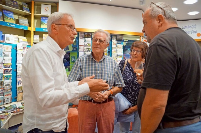 Wolfgang Abel (links) im Gesprch mit den Zuhrerinnen und Zuhrern.  | Foto: Silke Hartenstein