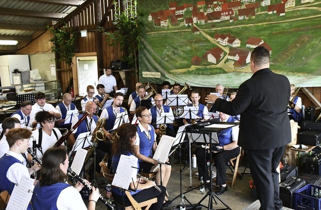 Der Musikverein Minseln spielte unter der Leitung von Thomas Schmid.  | Foto: Heinz und Monika Vollmar