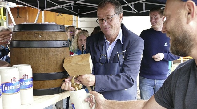 Oberbrgermeister Klaus Eberhardt stic...Hintergrund steht Lucas Kupferschmid.   | Foto: Sebastian Kurtenacker