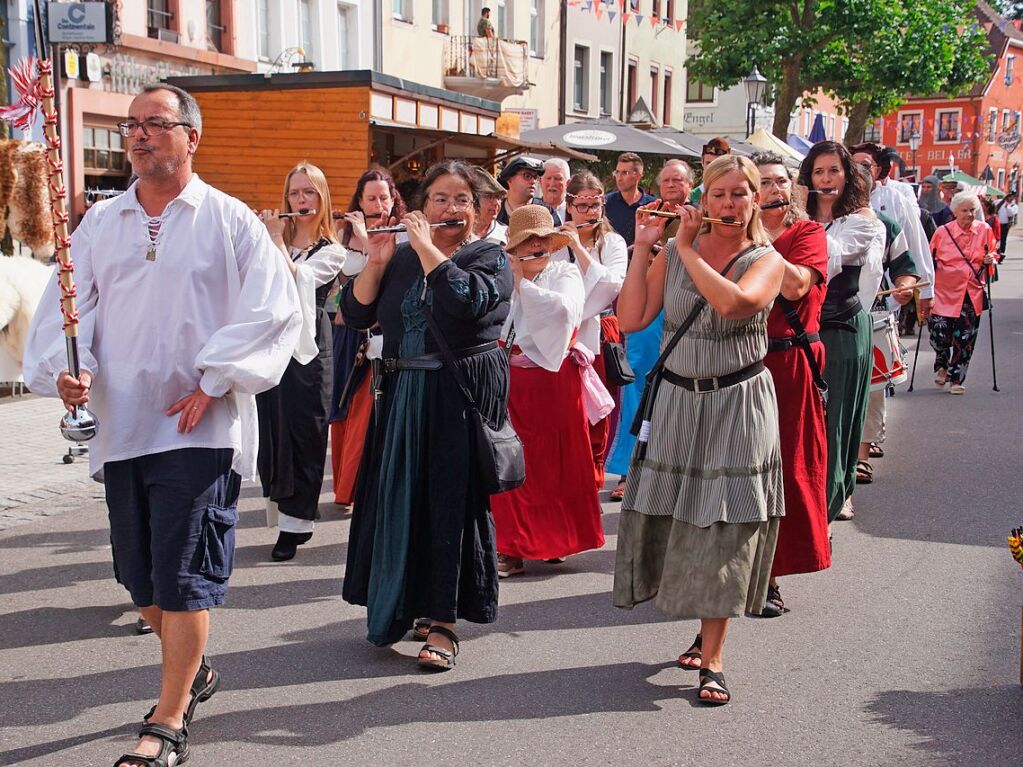 Mit einem Umzug starteten Spielmannszug, Gaukler und Rittersleut am Freitagabend das Stadtfest