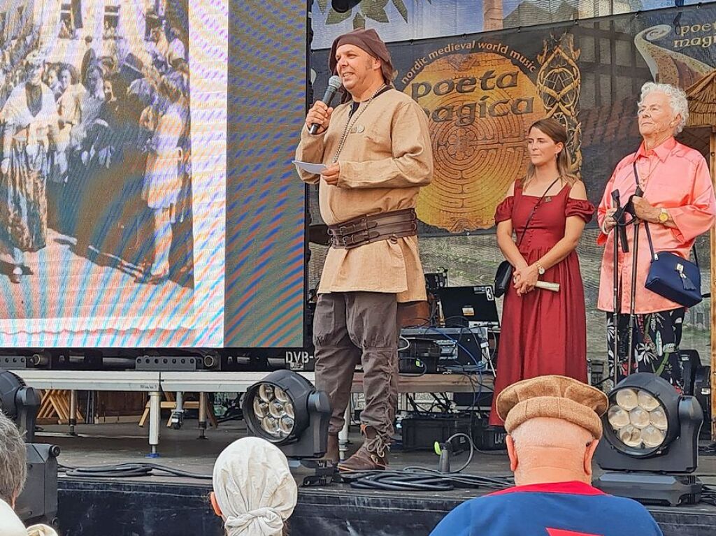 Schulthei Dirk Schwier, Lisa Schillinger, das Feschtbridli der 700 Jahr-Feier Hilde Beck bei der Festerffnung.