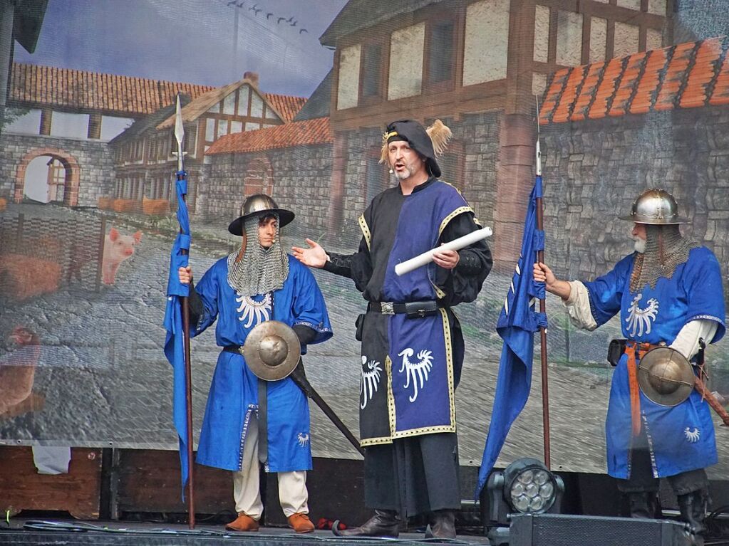 Beim Schauspiel gab es eine Begegnung mit dem Stadtgrnder Rudolf von senberg (Ralf Stumpf) vor einem grandiosen Bhnenbild aus Kenzingen anno dunnemals.