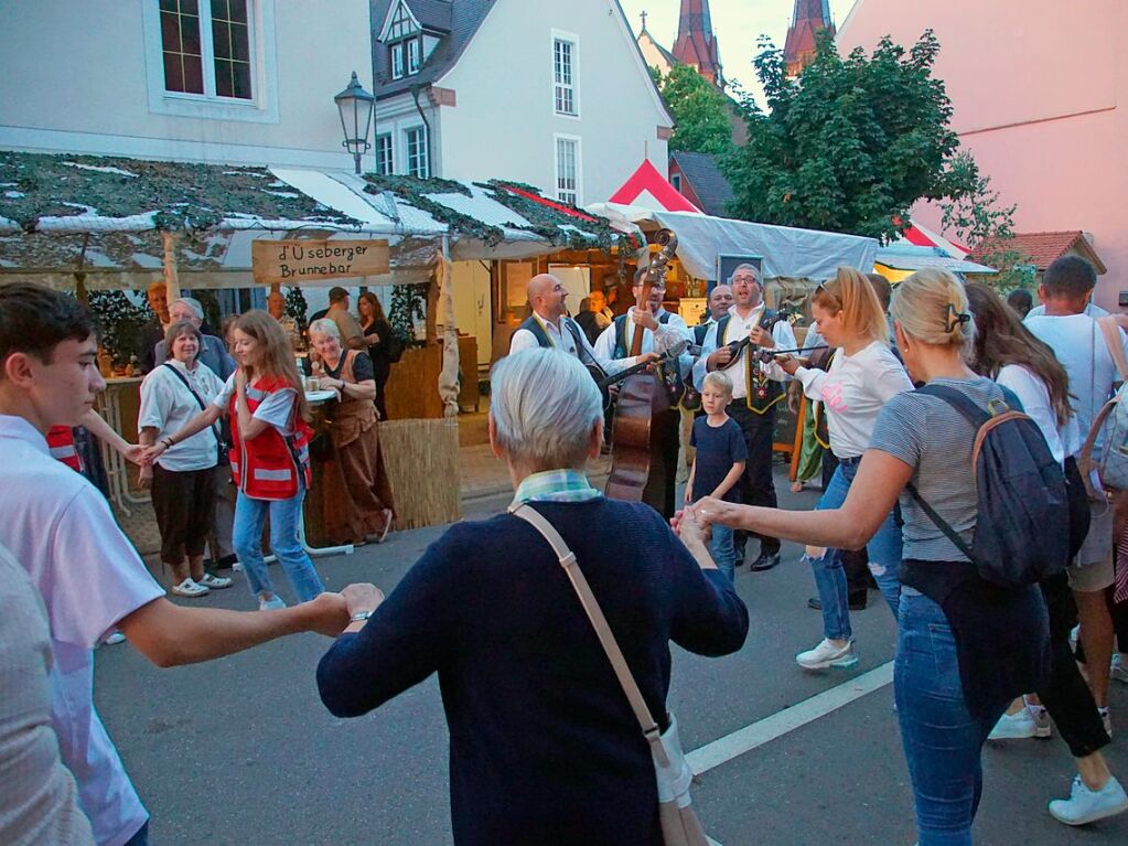 Cudni 5, die Musiker aus der Partnerstadt Vinkovci, verbreiteten gute Laune und animieren zum Rundtanz auf den Straen der Stadt.