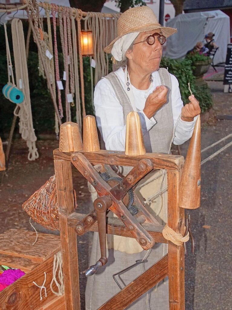 Seilerin am Werk: Feine und grobe Hanfseile entstanden auf dem Kirchplatz