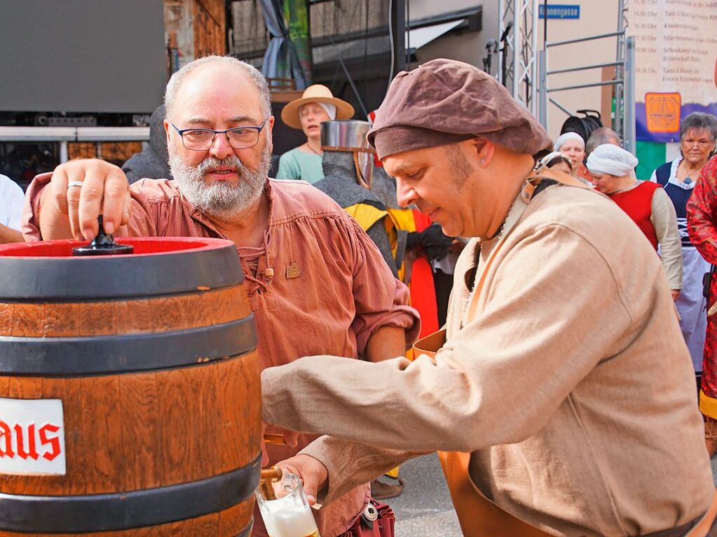 Schulthei Dirk Schwier (r) startete das Fest mit einem gelungenen Fassanstich.